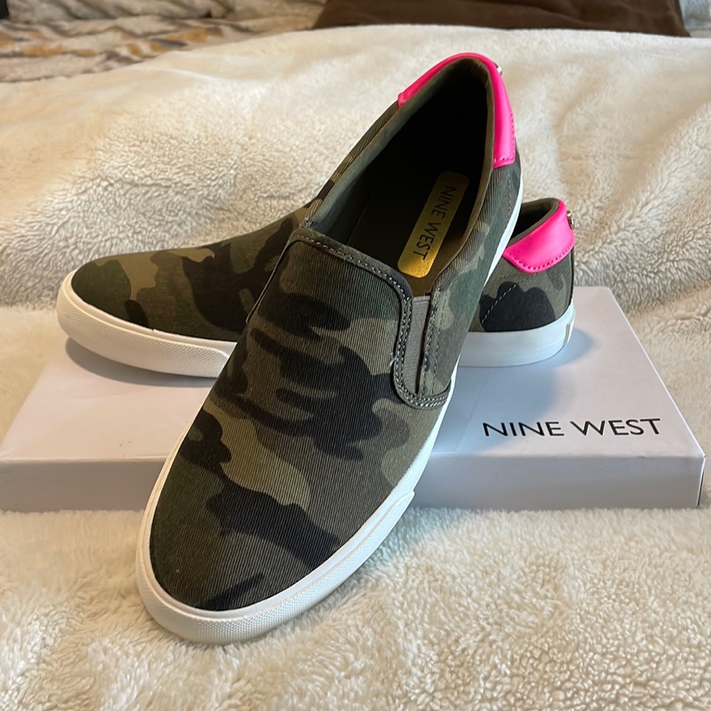 BNIB Lala Slip on Sneakers - Camo Fabric w/ Hot Pink